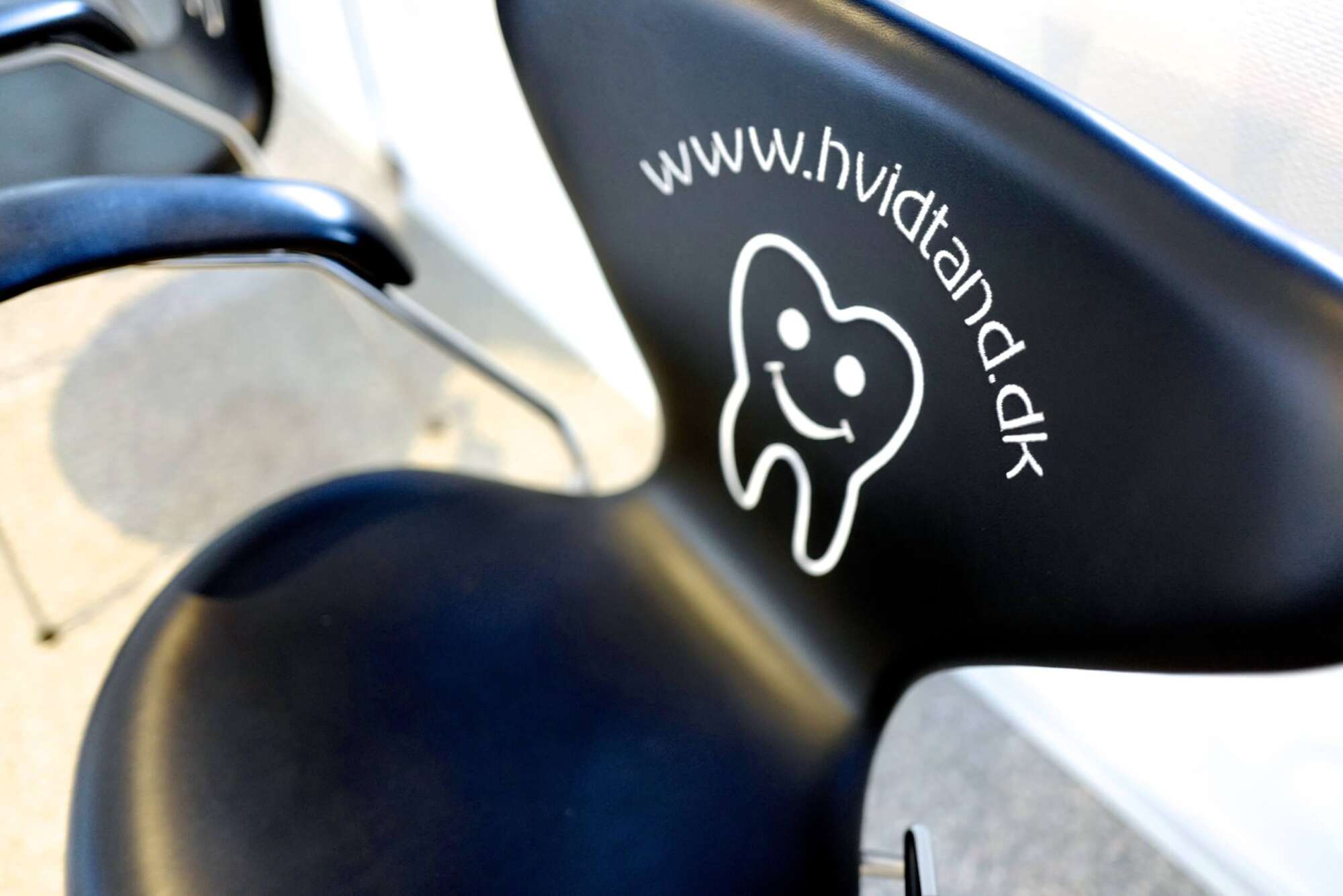 Behandlerstol med Hvidtand-logo