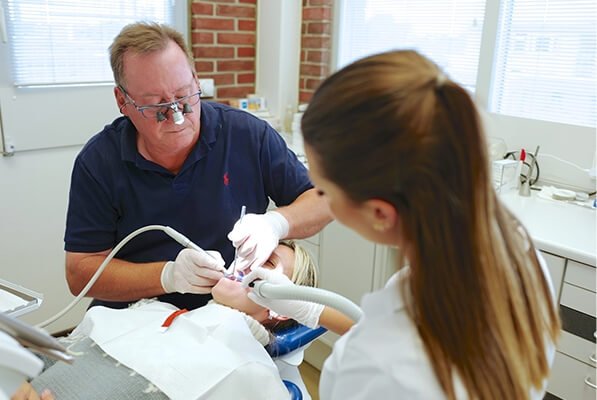 Tandlæge i hvidovre udfører rodbehandling på patient